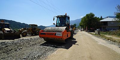 KAHRAMANMARAŞ BÜYÜKŞEHİR BELEDİYESİ ANDIRIN’DA GRUP YOLUNU SICAK ASFALTLA YENİLİYOR