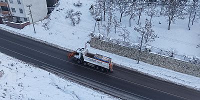 KAHRAMANMARAŞ BÜYÜKŞEHİR BELEDİYESİ, BUZLANMA TEHDİDİNE KARŞI ARTERLERDE TUZLAMA ÇALIŞMALARINI ARALIKSIZ SÜRDÜRÜYOR