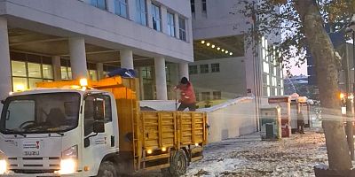 KAHRAMANMARAŞ BÜYÜKŞEHİR BELEDİYESİ,, BUZLANMANIN ÖNÜNE GEÇMEK İÇİN DURMAKSIZIN SAHADA