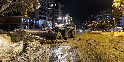 KAHRAMANMARAŞ BÜYÜKŞEHİR BELEDİYESİ, KAR KÜREME ÇALIŞMALARINA HIZ VERDİ