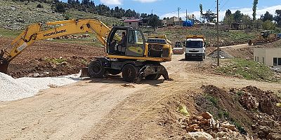 KAHRAMANMARAŞ BÜYÜKŞEHİR BELEDİYESİ KIRSAL MAHALLE YOLLARINI YENİLİYOR