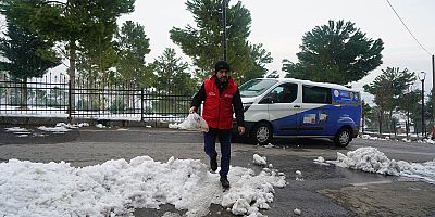 KAHRAMANMARAŞ BÜYÜKŞEHİR BELEDİYESİ ULU ÇINARLARIN YEMEKLERİNİ EKSİK ETMİYOR