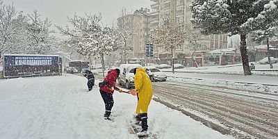 KAHRAMANMARAŞ BÜYÜKŞEHİR BELEDİYESİ, YAYA YOLLARINDA KAR TEMİZLİĞİ YAPIYOR