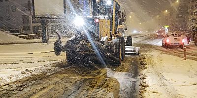 KAHRAMANMARAŞ BÜYÜKŞEHİR BELEDİYESİ YOĞUN KAR YAĞIŞINA ANINDA MÜDAHALE EDİYOR: ULAŞIMDA AKSAMALAR ÖNLENİYOR