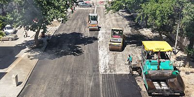 KAHRAMANMARAŞ BÜYÜKŞEHİR, CAHİT ZARİFOĞLU CADDESİ’NDE ASFALT SERİMİNE BAŞLADI