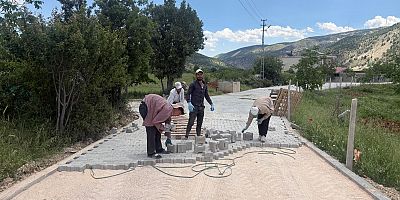 KAHRAMANMARAŞ BÜYÜKŞEHİR’DEN ÇAĞLAYANCERİT KIRSALINA 3 BİN METREKARELİK KİLİT PARKE