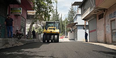 KAHRAMANMARAŞ BÜYÜKŞEHİR’DEN, DULKADİROĞLU MENDERES MAHALLESİ’NDE KESİNTİSİZ ASFALT MESAİSİ