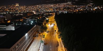 KAHRAMANMARAŞ BÜYÜKŞEHİR’DEN GİRNE CADDESİ’NDE GECE ASFALT MESAİSİ