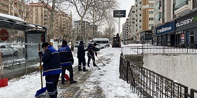 Kahramanmaraş Büyükşehir Belediyesi karla mücadele çalışmaları kapsamında yaya yollarının da açımını gerçekleştiriyor.