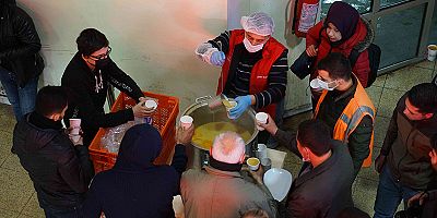  KAHRAMANMARAŞ BÜYÜKŞEHİR’DEN YÜREKLERİ ISITAN SICAK ÇORBA İKRAMI