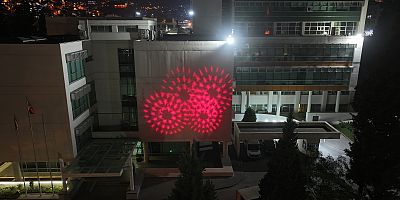KAHRAMANMARAŞ BÜYÜKŞEHİR, DMD HASTALIĞINA KIRMIZI IŞIKLA DİKKAT ÇEKTİ
