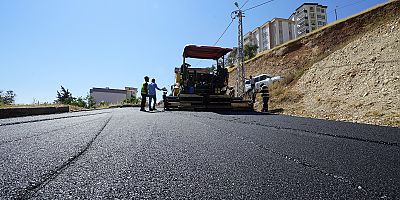 KAHRAMANMARAŞ BÜYÜKŞEHİR, DULKADİROĞLU ASLANBEY’DE ASFALT MESAİSİNİ DURMAKSIZIN SÜRDÜRÜYOR