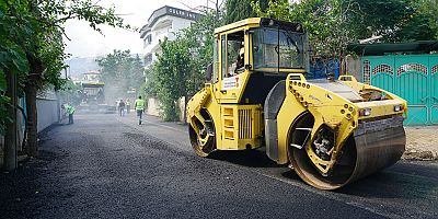 KAHRAMANMARAŞ BÜYÜKŞEHİR, DULKADİROĞLU EGEMENLİK MAHALLESİ’NDE DE ASFALT MESAİSİNE BAŞLADI