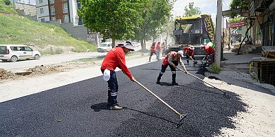 KAHRAMANMARAŞ BÜYÜKŞEHİR, DULKADİROĞLU’NDA ŞEYH ŞAMİL VE VEZİR HOCA BULVARLARINI SICAK ASFALTLA BULUŞTURUYOR