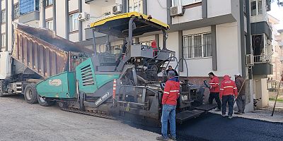 KAHRAMANMARAŞ BÜYÜKŞEHİR, DULKADİROĞLU YENİŞEHİR MAHALLESİ’NDE ASFALT SEFERBERLİĞİNİ SÜRDÜRÜYOR