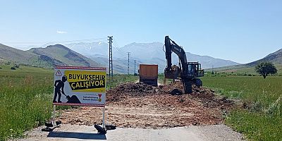 KAHRAMANMARAŞ BÜYÜKŞEHİR, ELBİSTAN’DA KIRSAL MAHALLE YOLLARINI İYİLEŞTİRİYOR