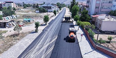 KAHRAMANMARAŞ BÜYÜKŞEHİR, ELBİSTAN’DAKİ TEPEBAŞI CADDESİ’NDE ASFALT MESAİSİNE BAŞLADI