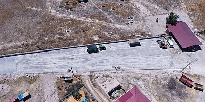 KAHRAMANMARAŞ BÜYÜKŞEHİR, ELBİSTAN İNCECİK’TE MEZARLIK YOLUNU KİLİT PARKEYLE YENİLİYOR