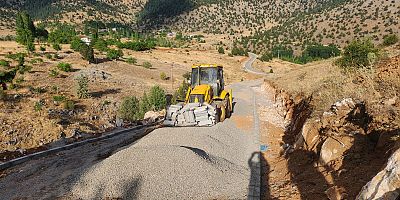 KAHRAMANMARAŞ BÜYÜKŞEHİR, GÖKSUN KIRSALINDA KİLİT PARKE İMALATLARINI TAMAMLADI