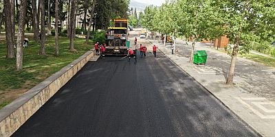 KAHRAMANMARAŞ BÜYÜKŞEHİR, HACI BAYRAM VELİ MAHALLESİ’NDE 31015. SOKAK’I SICAK ASFALTLA BULUŞTURUYOR
