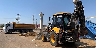 KAHRAMANMARAŞ BÜYÜKŞEHİR HAYVANSAL ATIKLARI TEMİZLİYOR 