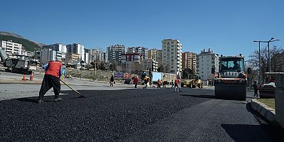 KAHRAMANMARAŞ BÜYÜKŞEHİR’İN ASFALT ÇALIŞMALARIYLA YOLLAR YENİLENİYOR