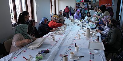 KAHRAMANMARAŞ BÜYÜKŞEHİR’İN GERİ DÖNÜŞÜM ATÖLYESİNDE KADIN EMEĞİ GÖZ DOLDURDU