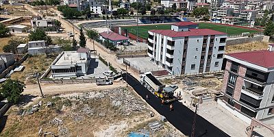 KAHRAMANMARAŞ BÜYÜKŞEHİR, PAZARCIK’TA ASFALT MESAİNİ AHMET BOZDAĞ MAHALLESİ’NDE SÜRDÜRÜYOR