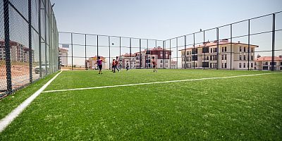 KAHRAMANMARAŞ BÜYÜKŞEHİR, ŞEHRİN DÖRT BİR YANINI SPOR ALANLARIYLA DONATIYOR 31 YENİ HALI SAHA HİZMETE ALINDI