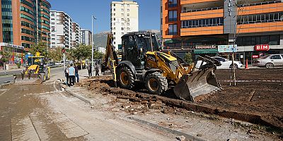 KAHRAMANMARAŞ BÜYÜKŞEHİR, TEKEREK’TE YÜRÜYÜŞ YOLLARINI YENİLİYOR