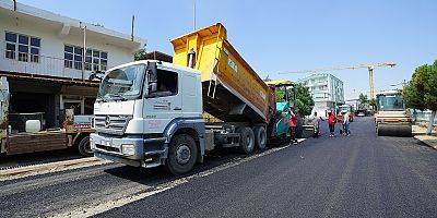 KAHRAMANMARAŞ BÜYÜKŞEHİR, TÜRKOĞLU DEREBAŞI SOKAK’TA SICAK ASFALT SERİMİNE BAŞLADI