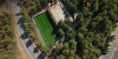 KAHRAMANMARAŞ BÜYÜKŞEHİR, TÜRKOĞLU’NDAKİ HALI SAHAYI YENİLEYEREK GENÇLERE KAZANDIRIYOR