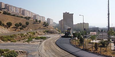 KAHRAMANMARAŞ BÜYÜKŞEHİR, YILDIZEVLER BÖLGESİNDE ASFALT ÇALIŞMALARINI SÜRDÜRÜYOR