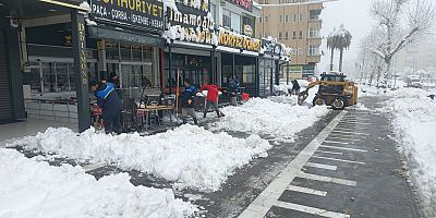 KAHRAMANMARAŞ BÜYÜKŞEHİR, YÜRÜYÜŞ YOLLARINI DA TEMİZLİYOR