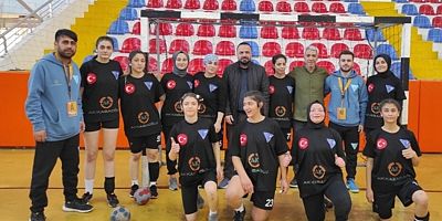 Kurulduğu günden bu yana farkındalık etkinlikleri ile dikkatleri çeken Genç Nesil Bilişim Spor Kulübü hentbol da destan yazıp zorluklar içerisinde Play-Off’lara kalmayı planlıyor.