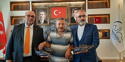 KAHRAMANMARAŞ’IN ÜNLÜ 'AYAKKABI PROFESÖRÜ'NDEN BAŞKAN AKPINAR’A ÖZEL HEDİYE