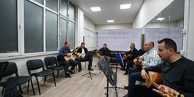 KAHRAMANMARAŞ KAMEK’TE BAĞLAMA ÇALMAYI ÖĞRENİYORLAR