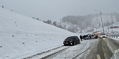 Kahramanmaraş’ın kuzey ilçelerinde yaşanan yoğun kar yağışı nedeniyle Kahramanmaraş-Kayseri yolu ulaşıma kapandı.