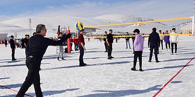 KAHRAMANMARAŞ’LI GENÇLER YEDİKUYULAR’DA DOYASIYA EĞLENDİ