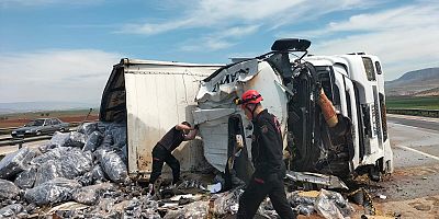 KAHRAMANMARAŞ OTOBANDA TIR DEVRİLDİ: 1 YARALI