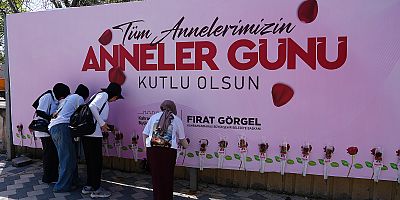 KAHRAMANMARAŞ SOKAKLARI KIRMIZI GÜLLERLE RENKLENDİ: ANNELER GÜNÜ’NDE ANLAMLI JEST!