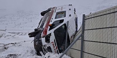 KAHRAMANMARAŞ’TA AMBULANS DEVRİLDİ: 3 YARALI