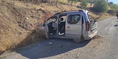 KAHRAMANMARAŞ’TA ARACIYLA YOL KENARINDAKİ TOPRAK ZEMİNE ÇARPTI: 3 YARALI