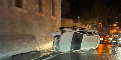 KAHRAMANMARAŞ’TA AYDINLATMA DİREĞİNE ÇARPAN OTOMOBİL DEVRİLDİ 