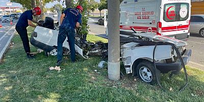 KAHRAMANMARAŞ’TA AYDINLATMA DİREĞİNE ÇARPAN OTOMOBİL İKİYE BÖLÜNDÜ: 1 ÖLÜ 1 YARALI