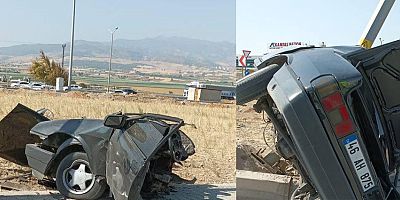 KAHRAMANMARAŞ’TA AYDINLATMA DİREĞİNE ÇARPAN OTOMOBİL İKİYE BÖLÜNDÜ