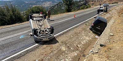 KAHRAMANMARAŞ’TA AYNI İSTİKAMETTE İLERLEYEN ARACA ÇARPAN OTOMOBİL TAKLA ATTI: