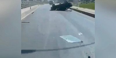 Kahramanmaraş’ta cep telefonu kamerasıyla görüntülen kazada otomobil bariyerlere çarparak takla attı.