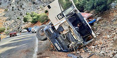 KAHRAMANMARAŞ’TA BETON KAMYONU DEVRİLDİ: 1 AĞIR 2 YARALI