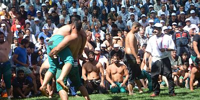 KAHRAMANMARAŞ’TA BOYALI GÜREŞLERİ NEFES KESTİ 